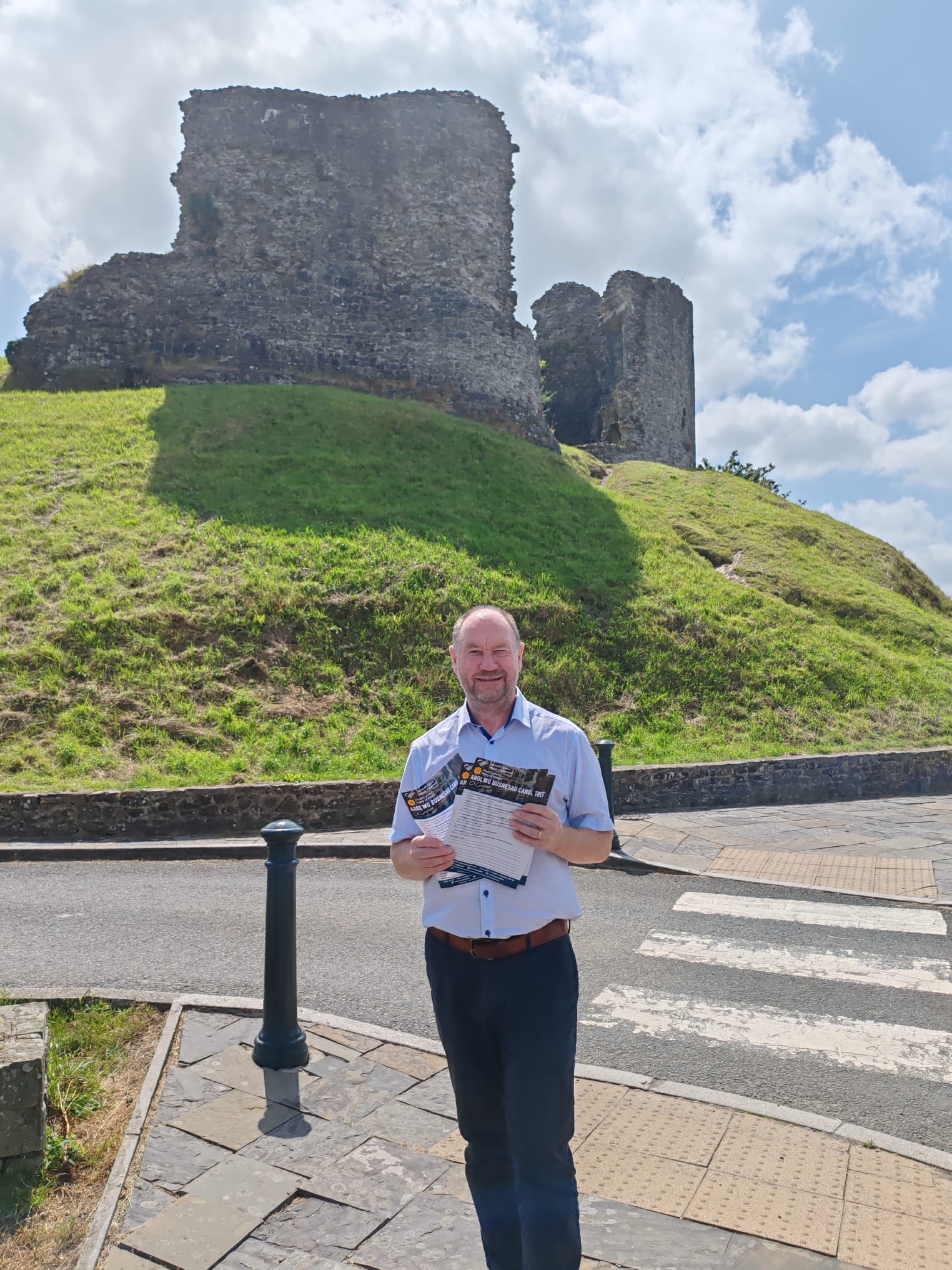 Cefin Campbell MS with the survey by Llandovery Castle